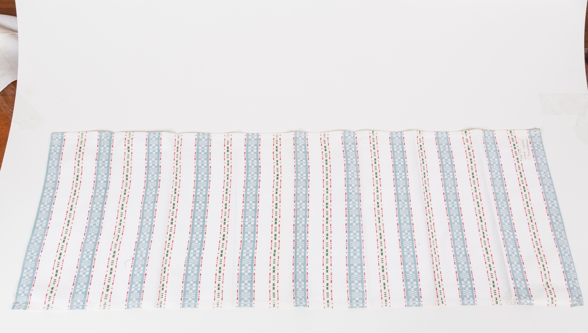 ffelvevet håndkle med blå striper i endene.