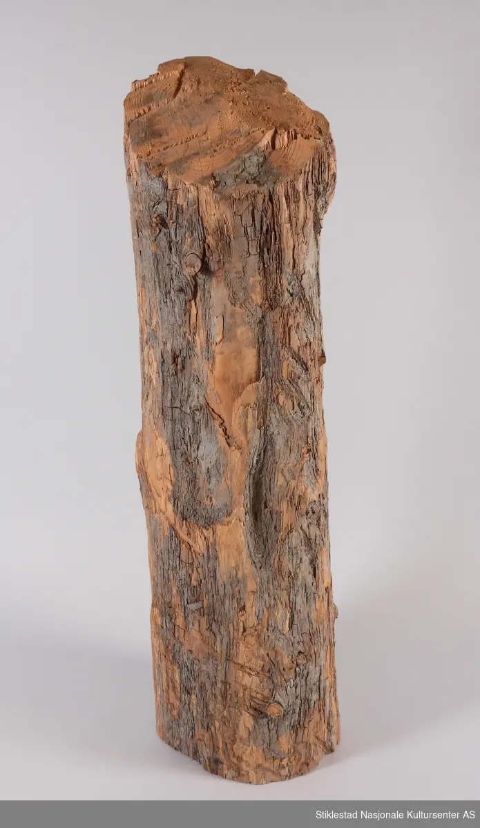 Trestokk uten bark, funnet under gravinga til kulturhuset i 1992. Ca. 80 cm. lang