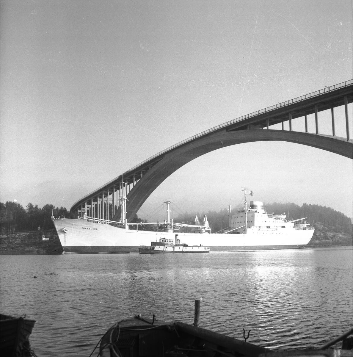 Fartyget Thebeland vid Sandöbron
