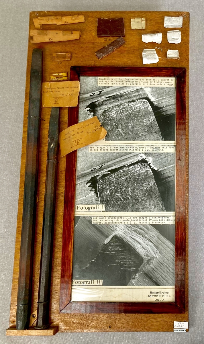Etterforskningsmateriale montert på en rektangulær treplate, trebiter fra et innbrudd, gipsavstøpninger fra åstedet og to brekkjern, samt tre mikrofotografier med tekst.