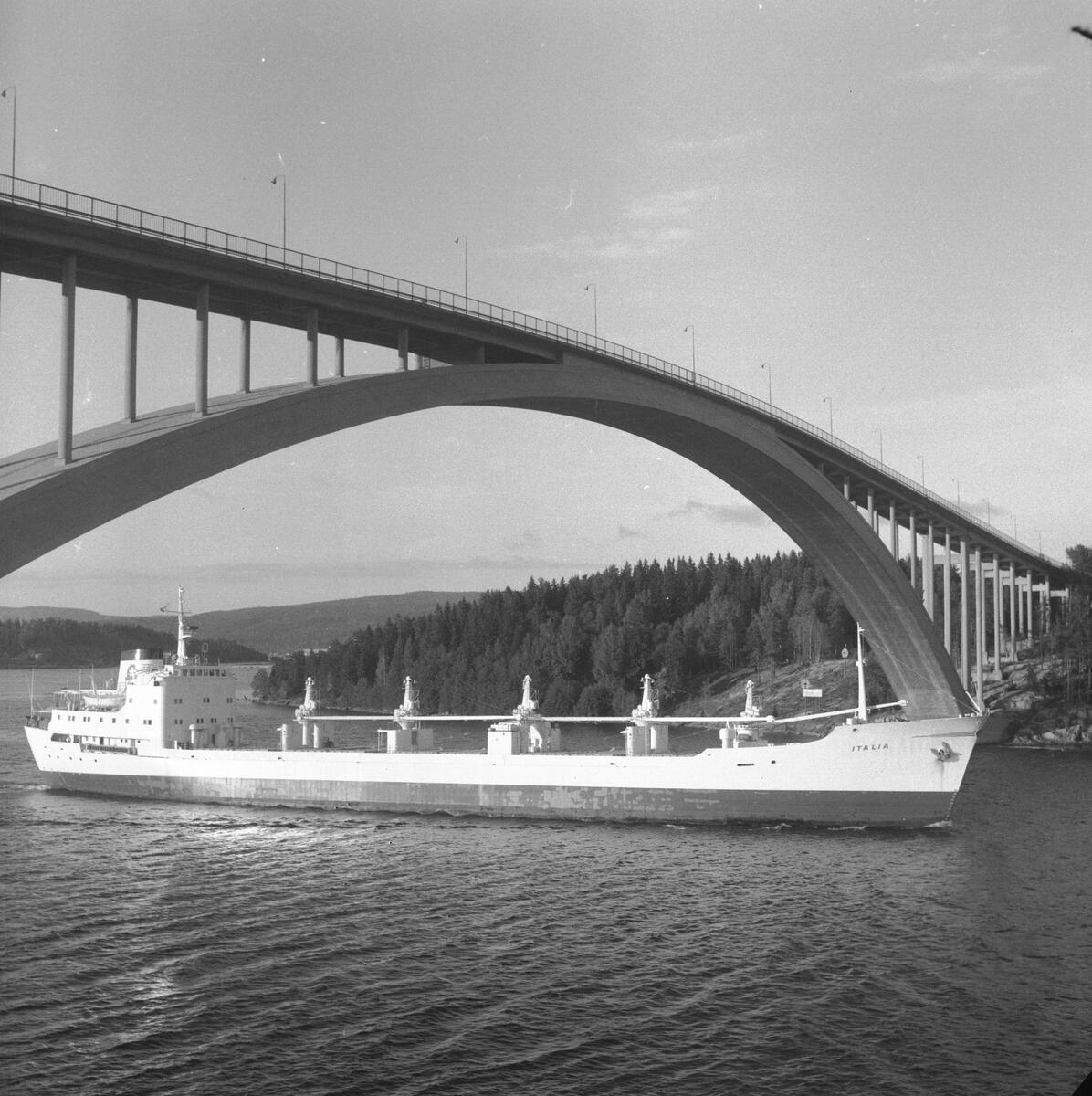 Fartyget Italia vid Sandöbron


