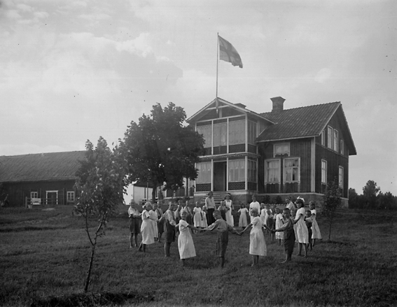 Barn på skollovskolonin i Alster socken.