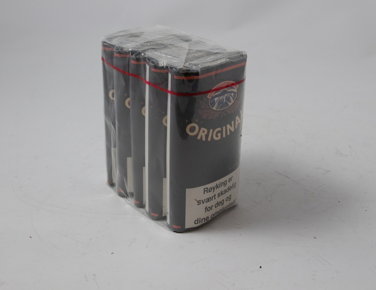 Fem pakker med tobakk for rullesigaretter pakket i plast.
