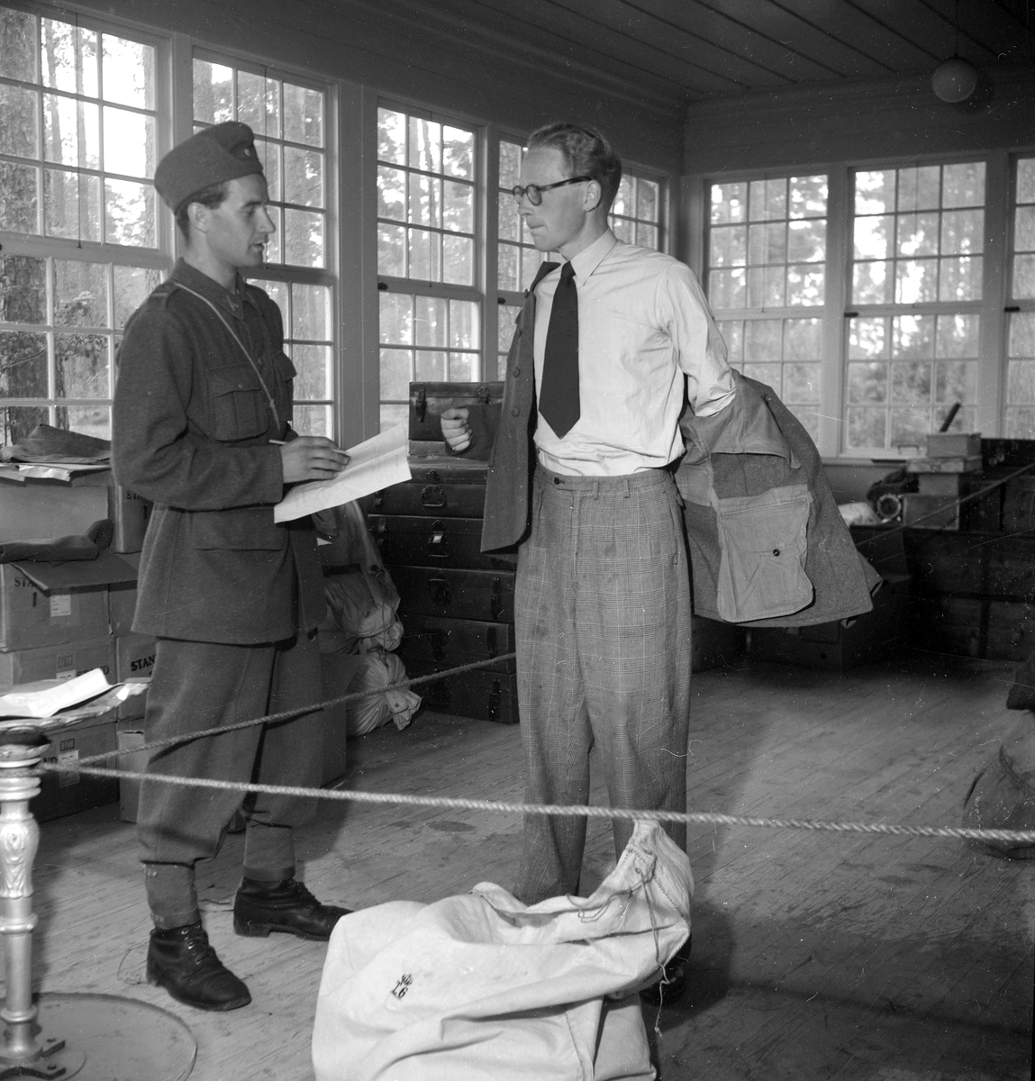 Bild från inryckning till militärtjänst vid Infanteriregemente 4 i Linköping. Personernas identiteter har inte klargjorts men dagen var den 13 september 1950.