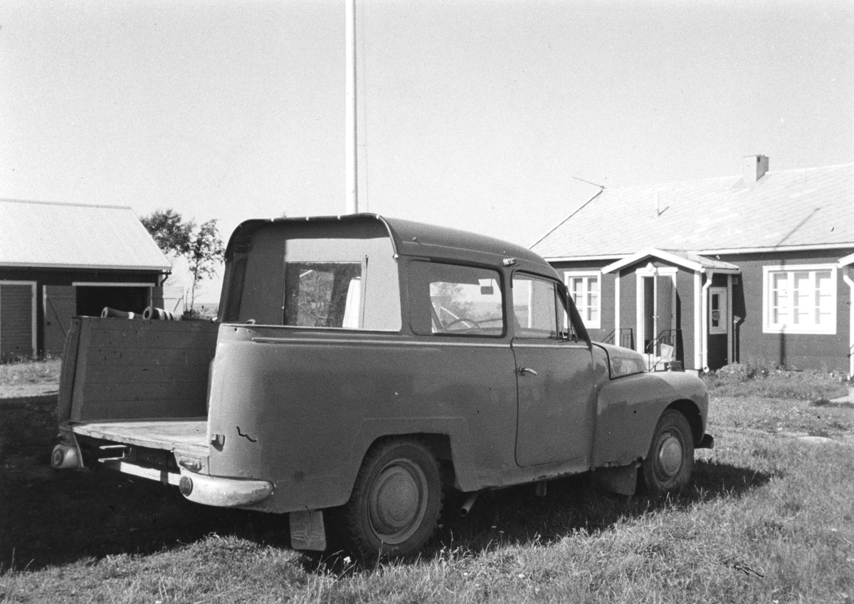 Holmögadd. Bil (Volvo Duett med ombyggd karross) använd av fyrpersonalen för transporter mellan fyrplatsen och hamnen vid Norrgadden på öns nordigaste del.