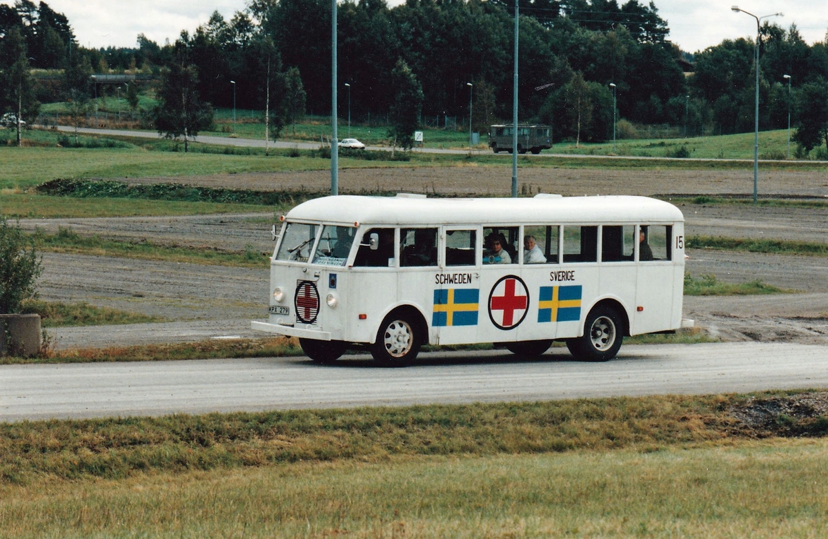 Göta Trängkår firar 90 år i Skövde den 28 sept 1995. Förbimarsch. En av de vita bussar m/1941 som deltog i hjälpaktioner under och efter 2. världskriget. (Röda korset, Göteborg) Förare Agne Jonsson.