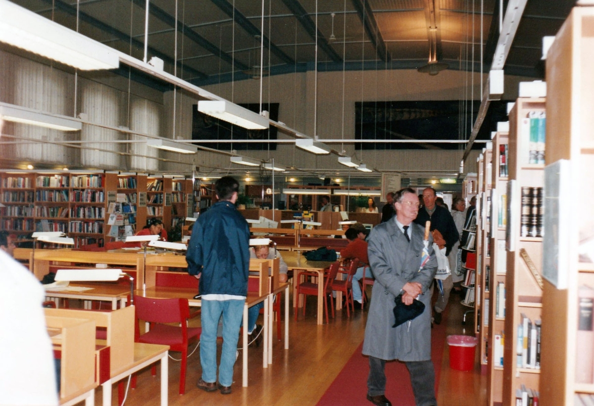 Göta Trängkår firar kårens dag den 25 okt 1997. Kamratföreningens besök på gamla T 2. Högskolans bibliotek i förutvarande Götasalen.