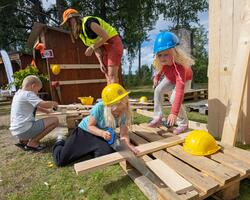 Barn bygger plankehytte på Skogbrukstunet under De nordiske 