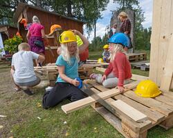 Barn bygger plankehytte på Skogbrukstunet under De nordiske 