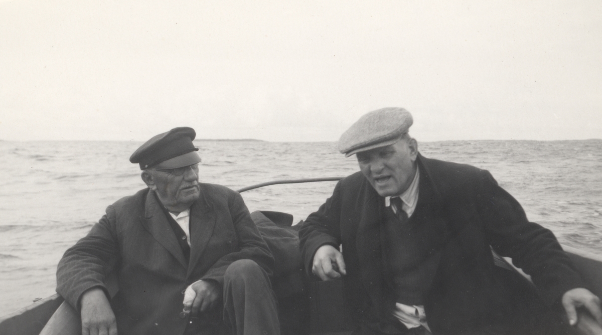 Bröderna Emanuel (t v) och Erik Lind i en båt. Den förstnämnde var fyrmästare på Svenska högarna, den sistnämnde lotsförman på Dalarö.