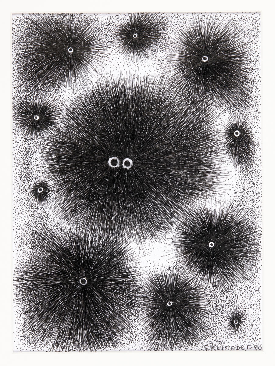 Bilden visar ett större och flera mindre svarta, sjöborrsliknande klot med ögon.