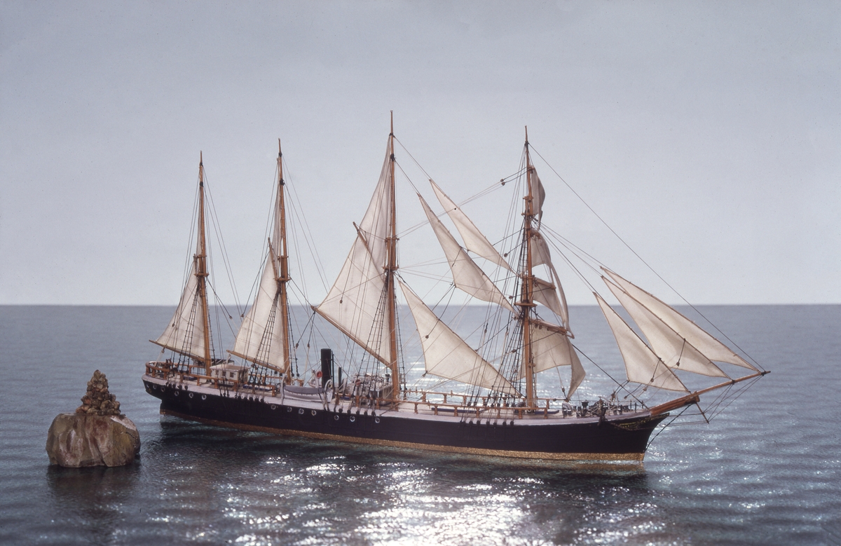 Fartygsmodell, så kallad vattenlinjemodell, av ångskonertskepp "Amerika". Gjord i block av trä och förande alla segel. Svartmålat skrov med vit list och förgylld i vattenlinjen.