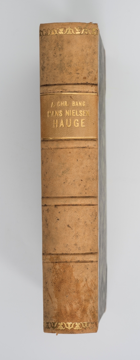 A. Chr. Bang: Hans Nielsen Hauge og hans samtid. Et tidsbillede fra omkring aar 1800. Tredie oplag. Med billeder og facsimiler. Kristiania, 1910.