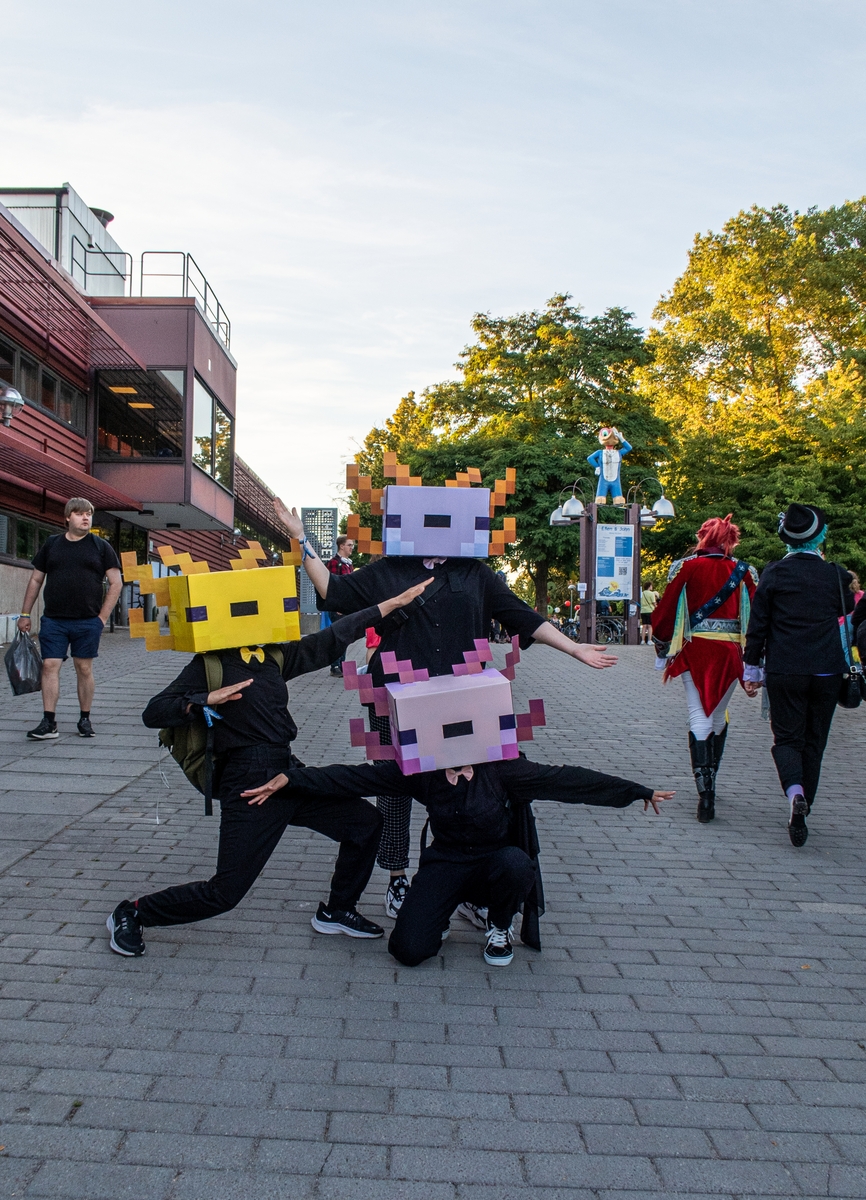 Närcon vid Linköpings universitet sommaren 2022. Minecraftkaraktärer.
Bilder från Linköping sommaren 2022. Över 13 000 samlades vid Linköpings universitet sommaren 2022 för nordens största spel och cosplayfestival. Cosplay. Cosplay kommer från orden ”Costume Play” och innebär att du gestaltar en karaktär från ett spel, serie, film eller annat publicerat verk.  Minecraft axolotl. Spel.