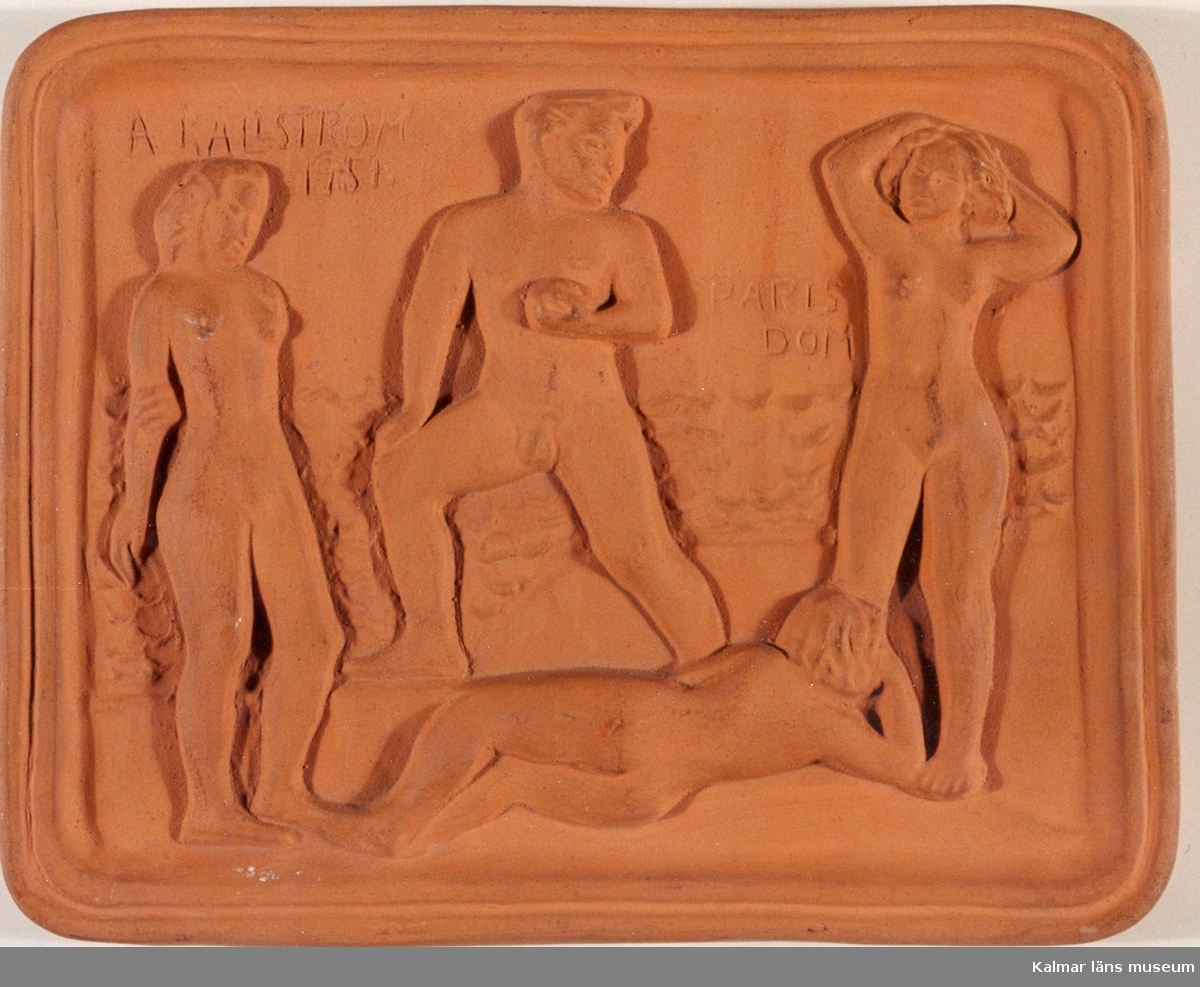 KLM 39255:82. Tavla. Av keramik, rött lergods. Motiv i relief samt text: Paris Dom. Signerad: A Källström 1951.