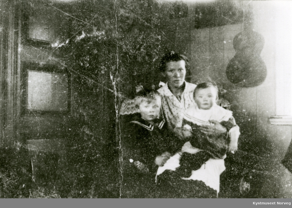 Anna Sandmo med sine barn på fanget? fra Flatanger
