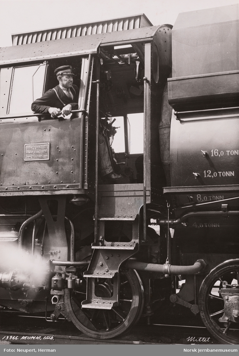 Damplokomotiv type 49a nr. 463 DOVREGUBBEN med lokomotivføreren i vinduet i førerhytten