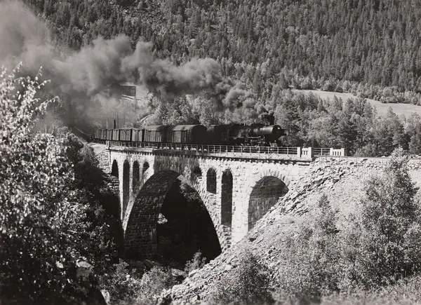 Damplokomotiv Type 63a 2293 Med Godstog Fra Åndalsnes På Kylling Bru ...