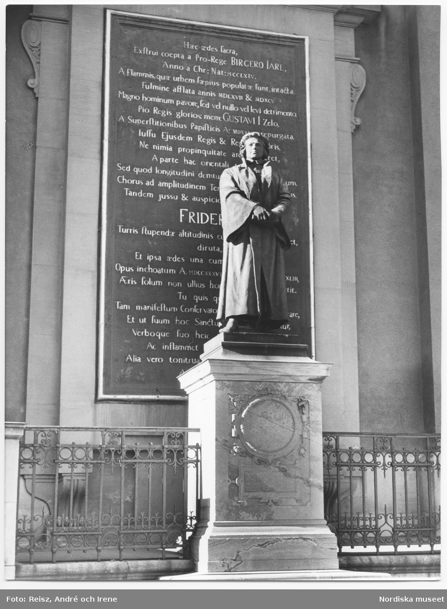 Stockholm. Staty föreställande Olaus Petris utförd av Johan Theodor Lundberg, daterad 1897, framför Storkyrkans östra vägg.