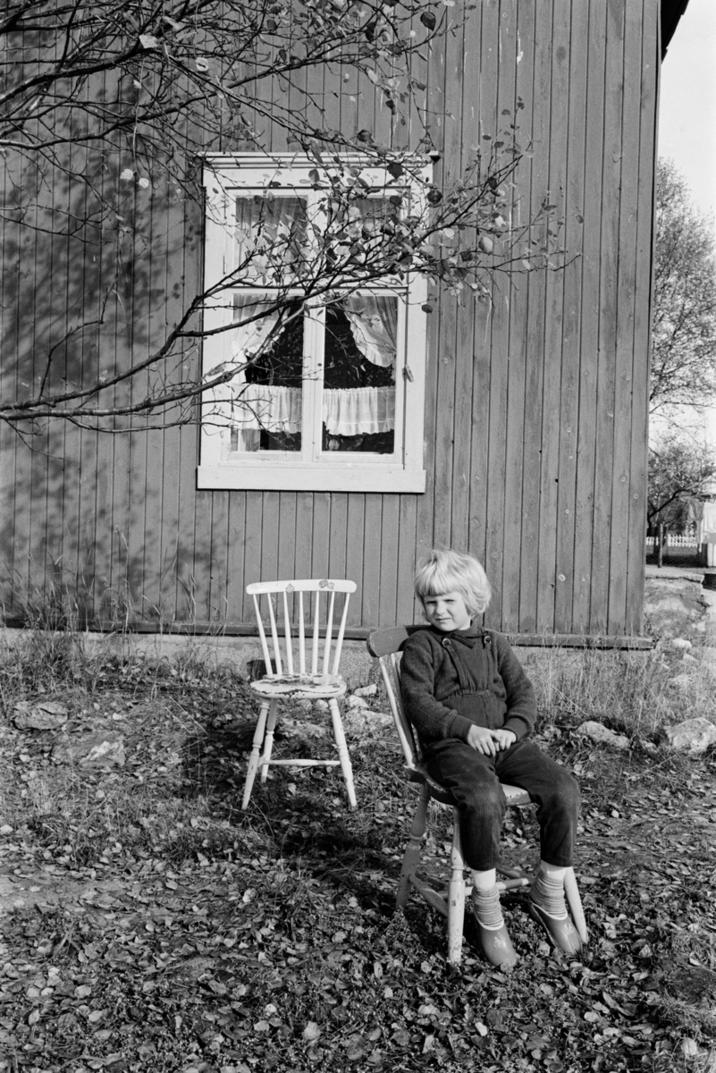 Portrett av et barn og en pinnestol.