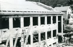Bygging av Honningsvåg skole. Spesialfløyen. 08.07.1953.