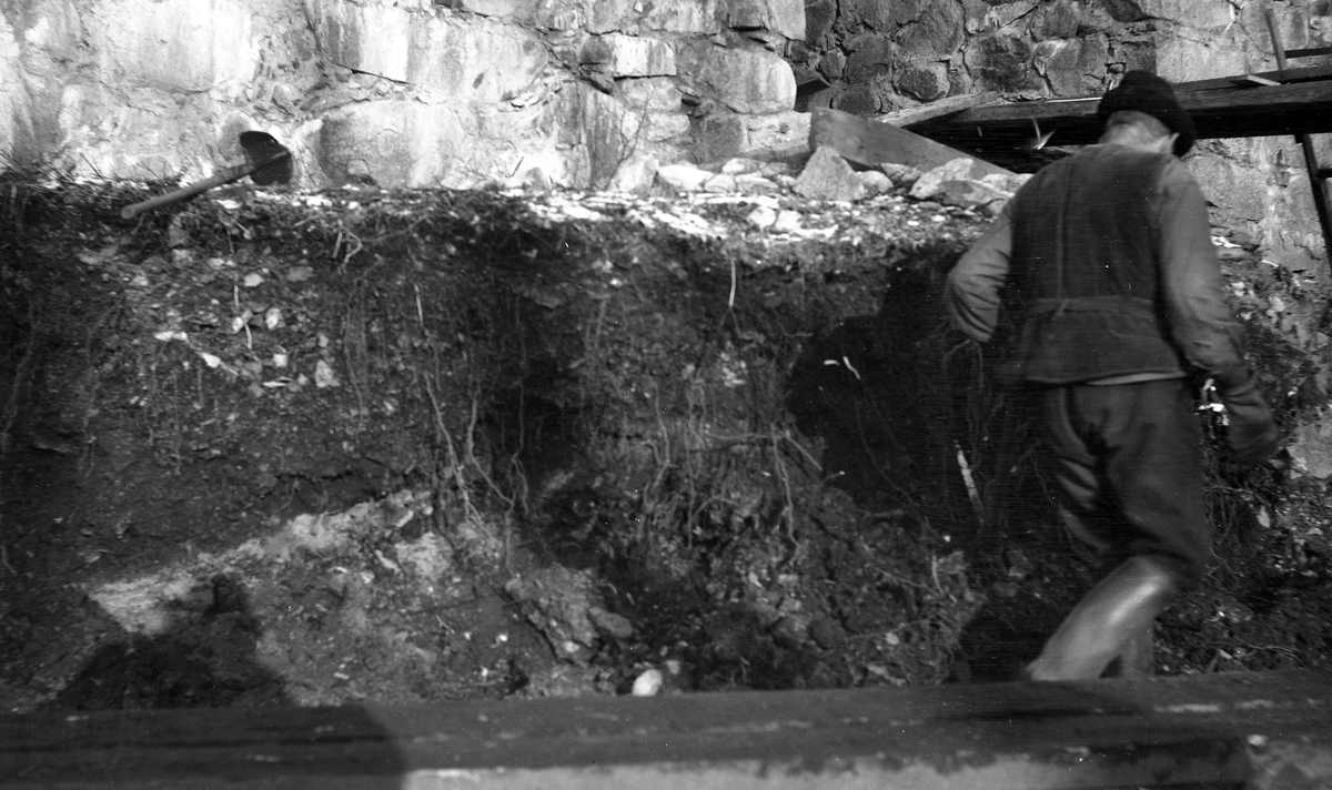 Utgrävning av av vallgraven intill södra porten. Kronobergs slottsruin 1937.