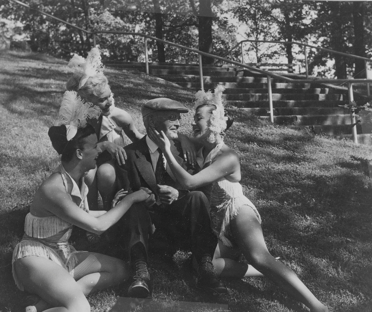 Parkbesökare omsvärmad av damer ur Chinabaletten, parkfesten 1957 i Västerås.