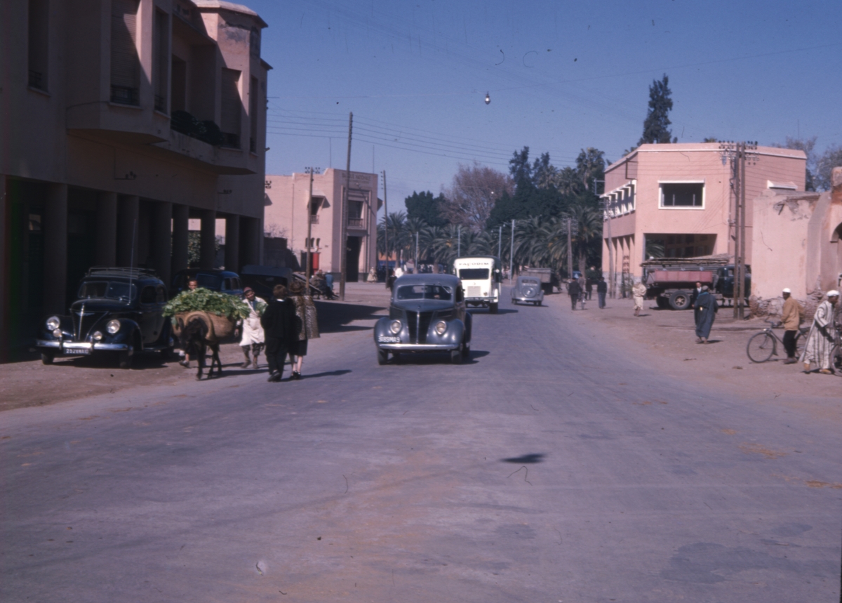 Bil och folk på en väg i Marocko.