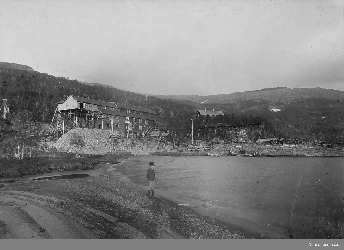 Transport Sulitjelma Bergverk Industri Taubane Kai  Langvannet Sandnes Sulitjelma Bergverksindustri Sandnes. Taubanestasjon og sjeidehus (bygget 1893). 