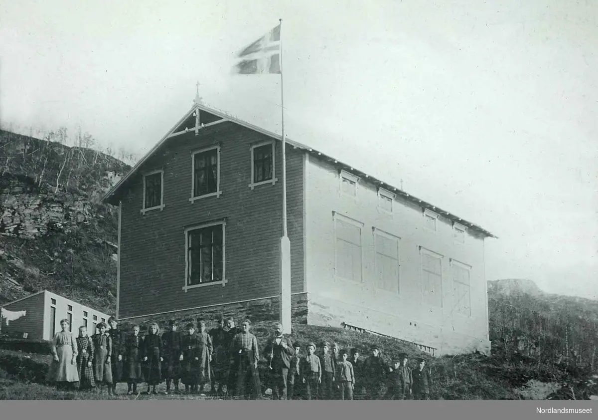 Skole. 
Sulitjelma skole 1900. 

Foto Ukjent.