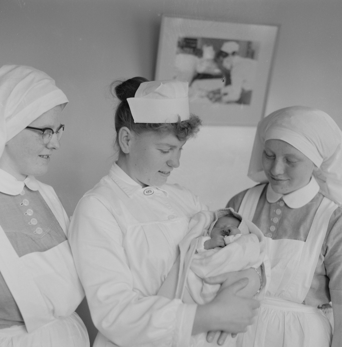 Fra klinikken. Tre sykepleiere rundt nyfødte Anne 1957-60