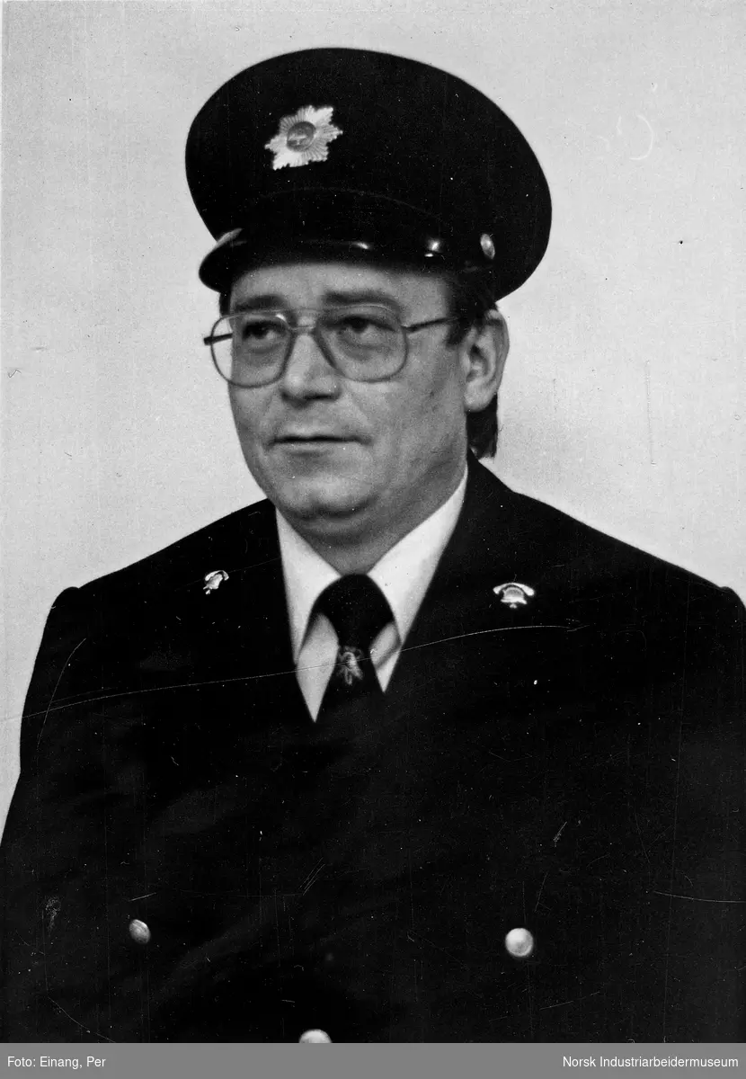 Portrett brannmann i uniform.