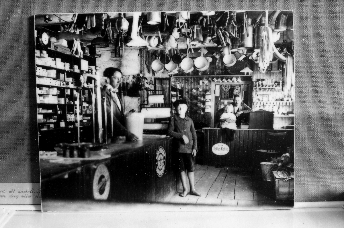 Laholm. Hishults sn. Hishult. Karl H Nilssons affär i Hishult, ca 1920. Tv. expediten Ivar Isaksson, som också tagit fotot. I bakgrunden Karl Nilsson med dotter Britta.