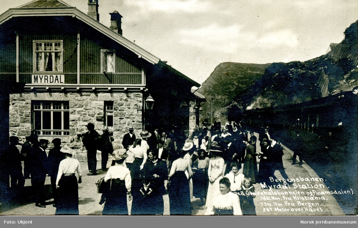 Mange pyntede reisende på plattformen på Myrdal stasjon
