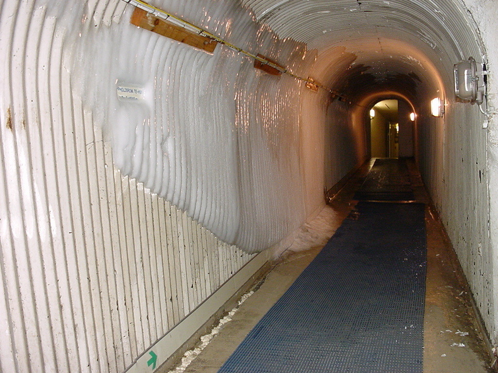 Tunnel mellom radardomene ved CRC Sørreisa. På toppen av fjellet Høggumpen.