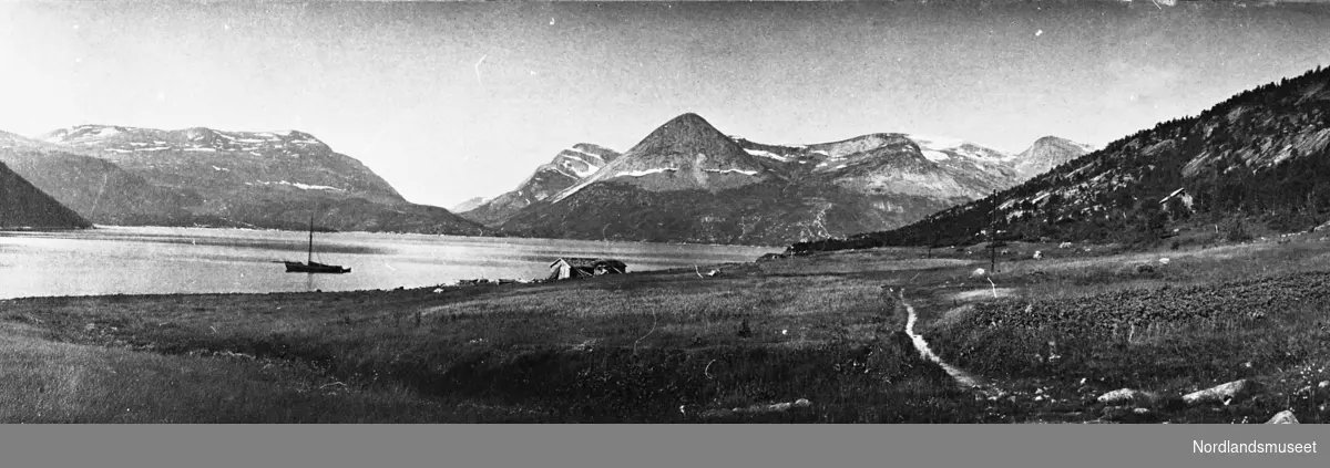 Mørsvikbotn mot Storeidet. Naust og båt 1916.