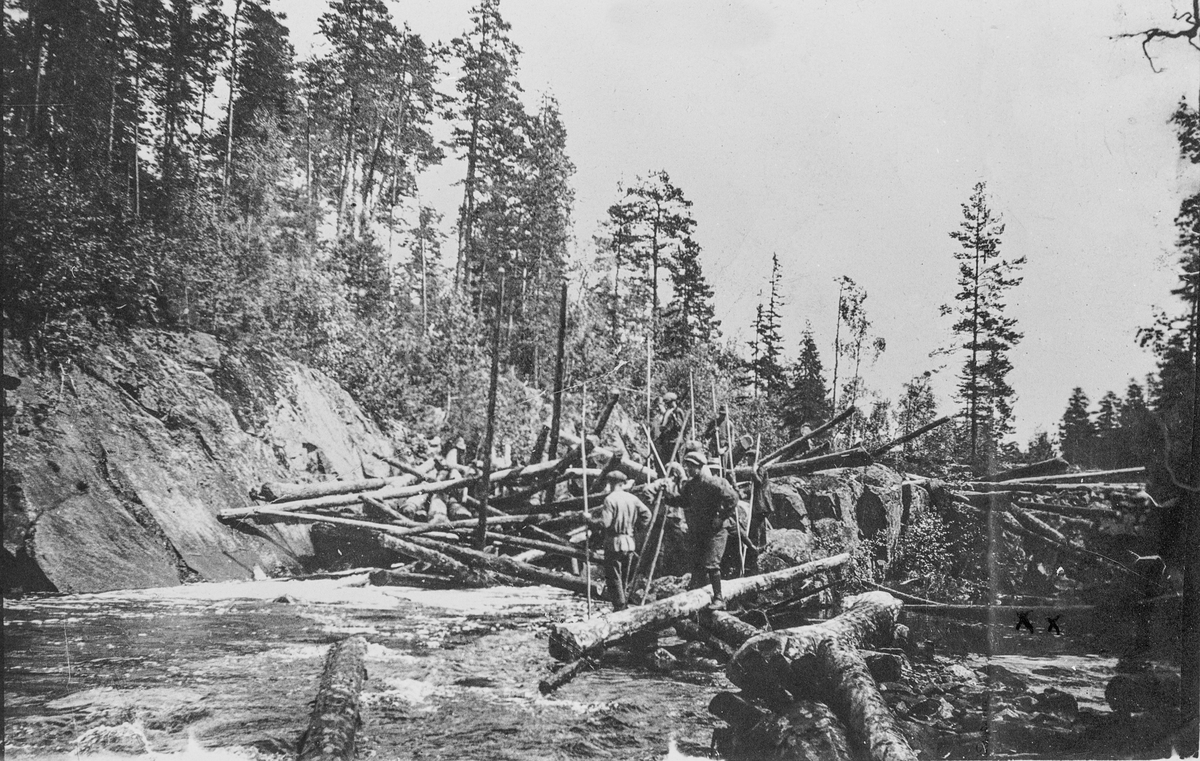 Tømmervase, rundt 1927-28. Ukjent sted, men trolig enten ved Kvennaberget eller i Kaugerudfossen.