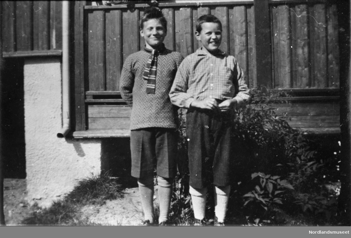 To barn, Vensmoen, ca. 1930. Fra venstre: Arnoldius Evjen, Aspfjord og ukjent.