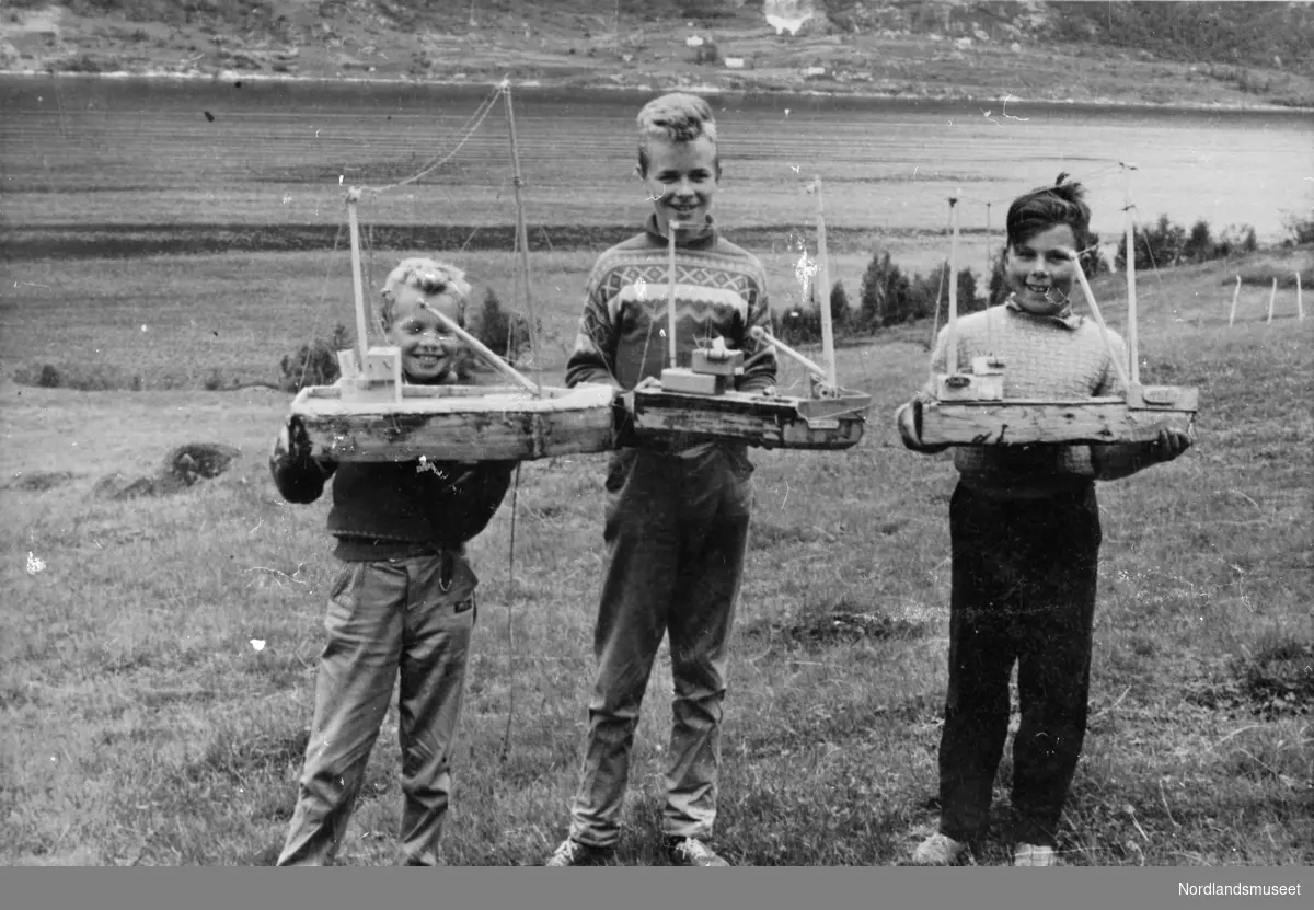 Yngve, Kjell Arne og Roy Johnsen med lekebåter.