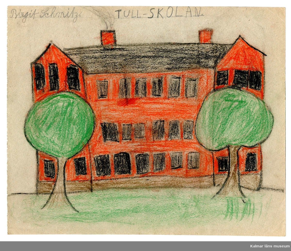 En röd byggnad, föreställande Tull-skolan i Kalmar, med två träd framför.
