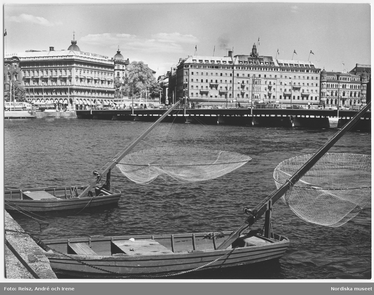 Stockholm. Norsfikebåtar vid Strömparterren, Strömbron och Grand Hotel i bakgrunden.