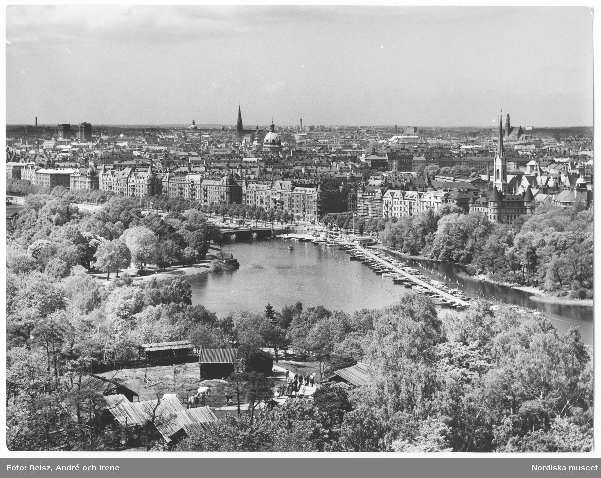 Stockholm. Utsikt från Skansen över Östermalm och Vasastan med Strandvägen och Djurgårdsbron i förgrunden.