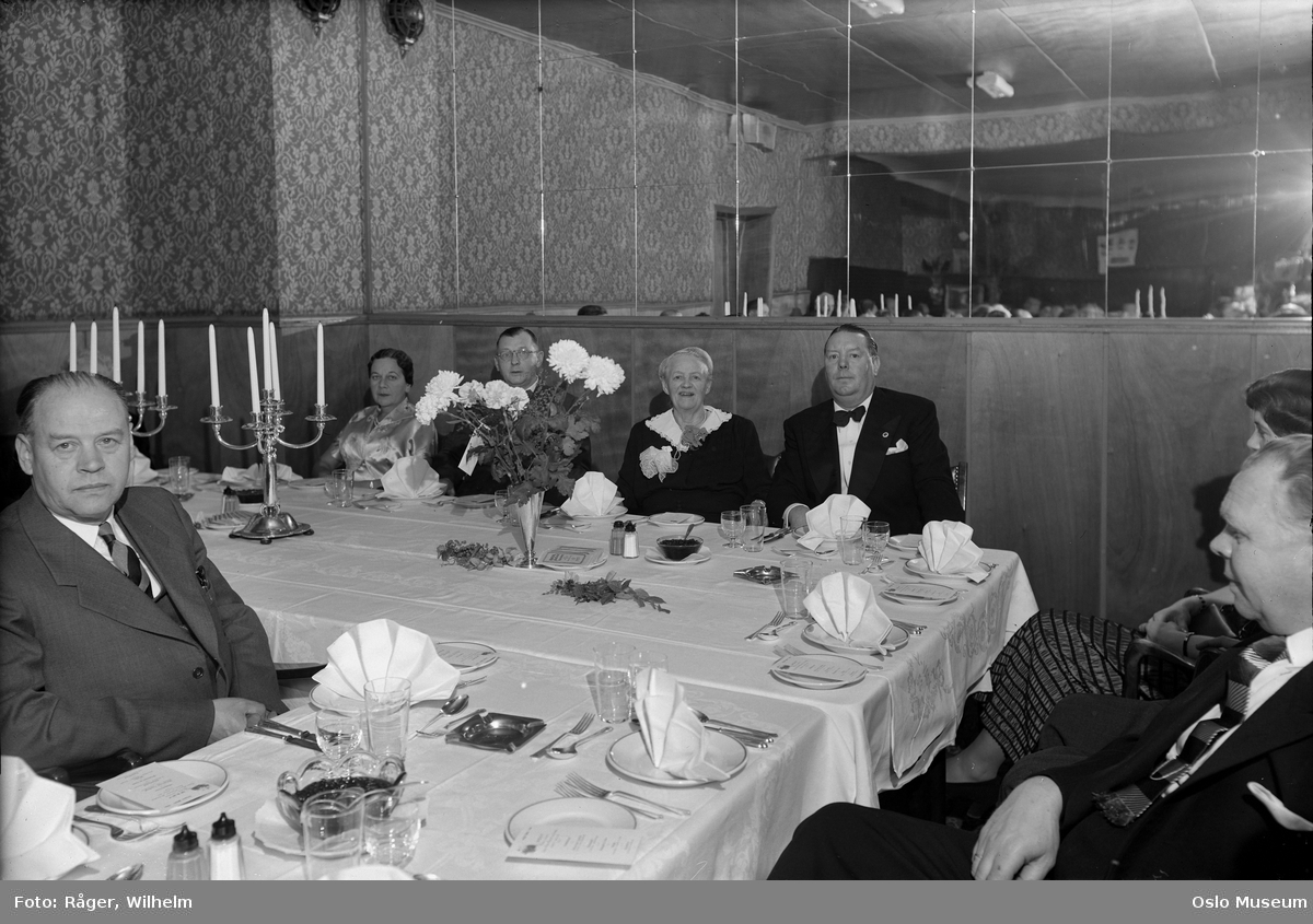 Restaurant Original Pilsen, interiør, selskap, langbord, oppdekning, menn, kvinner