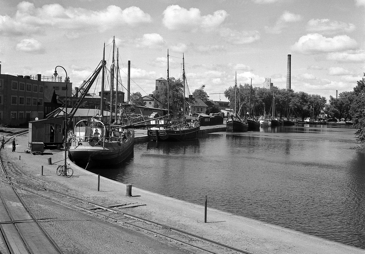 Hamnen i Linköping vid Stångån. Här lade många skutor till vid kaj. De kom med ved och fisk. T.v. syns nybyggda ELGE-verken.
Förr på 20- och 30-talet kom många skutor upp här i Nykvarn och sålde fisk m.m.