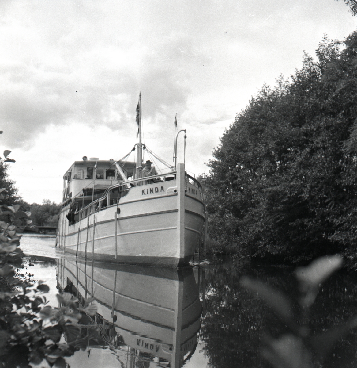 Båten Kinda flyter fram i Kinda kanal mot slussning. Hamra sluss. Kinda kanal öppnades som farled 1871 och certifierades året därpå.



Extern upplysning: Kinda i Hovetorp före 1957 då hon slutade trafikera kanalen.