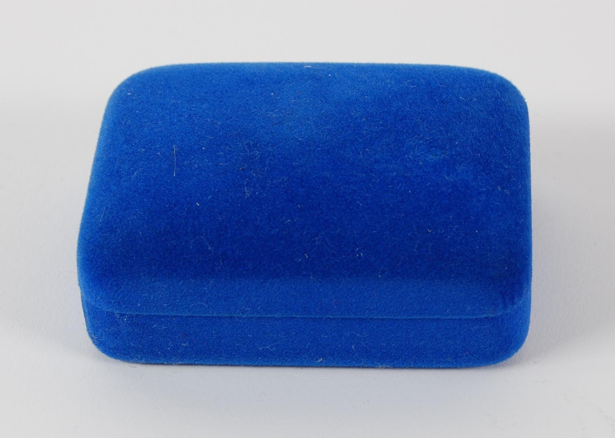Flerfarget mansjettknapper med en form for emblem og innskriften GOLD COAST. Knappene ligger i en eske som er blå på utsiden og blå og hvit på innsiden.