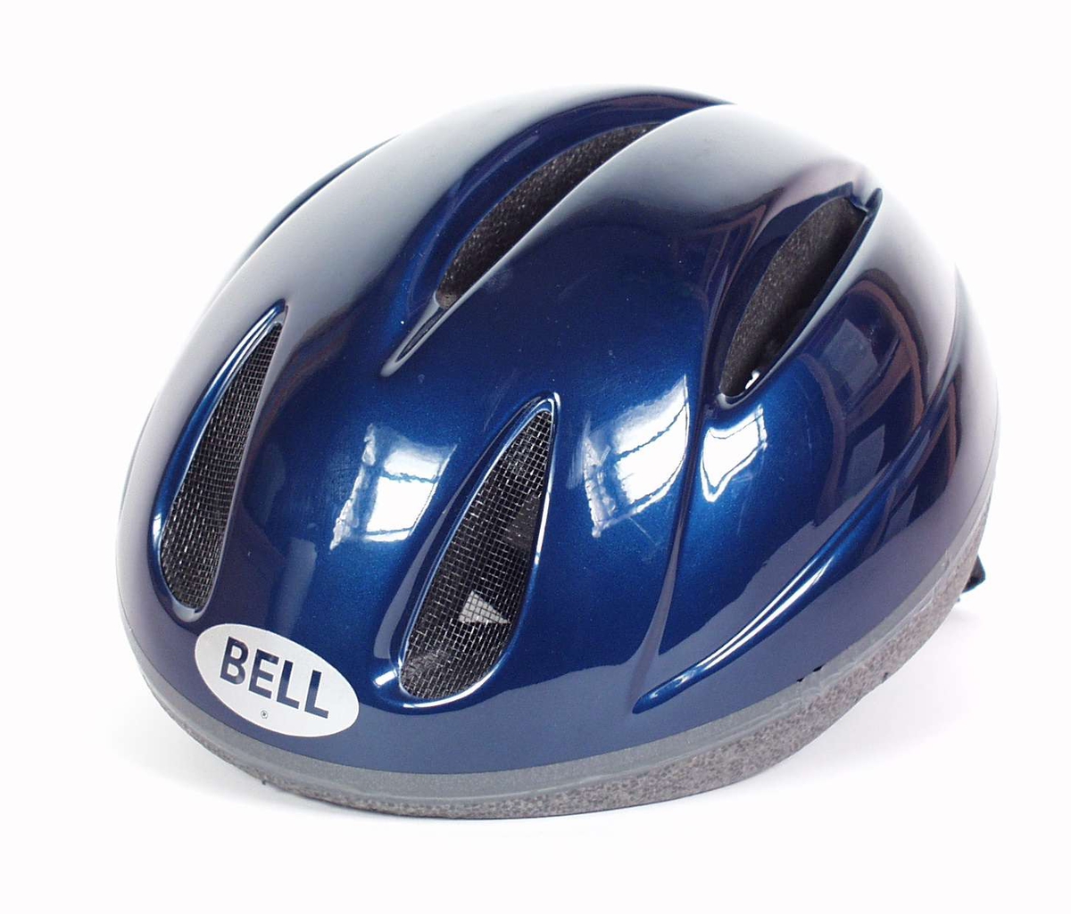 Oval sykkelhjelm med blå metallisk farge og nettingfelt på fronten.