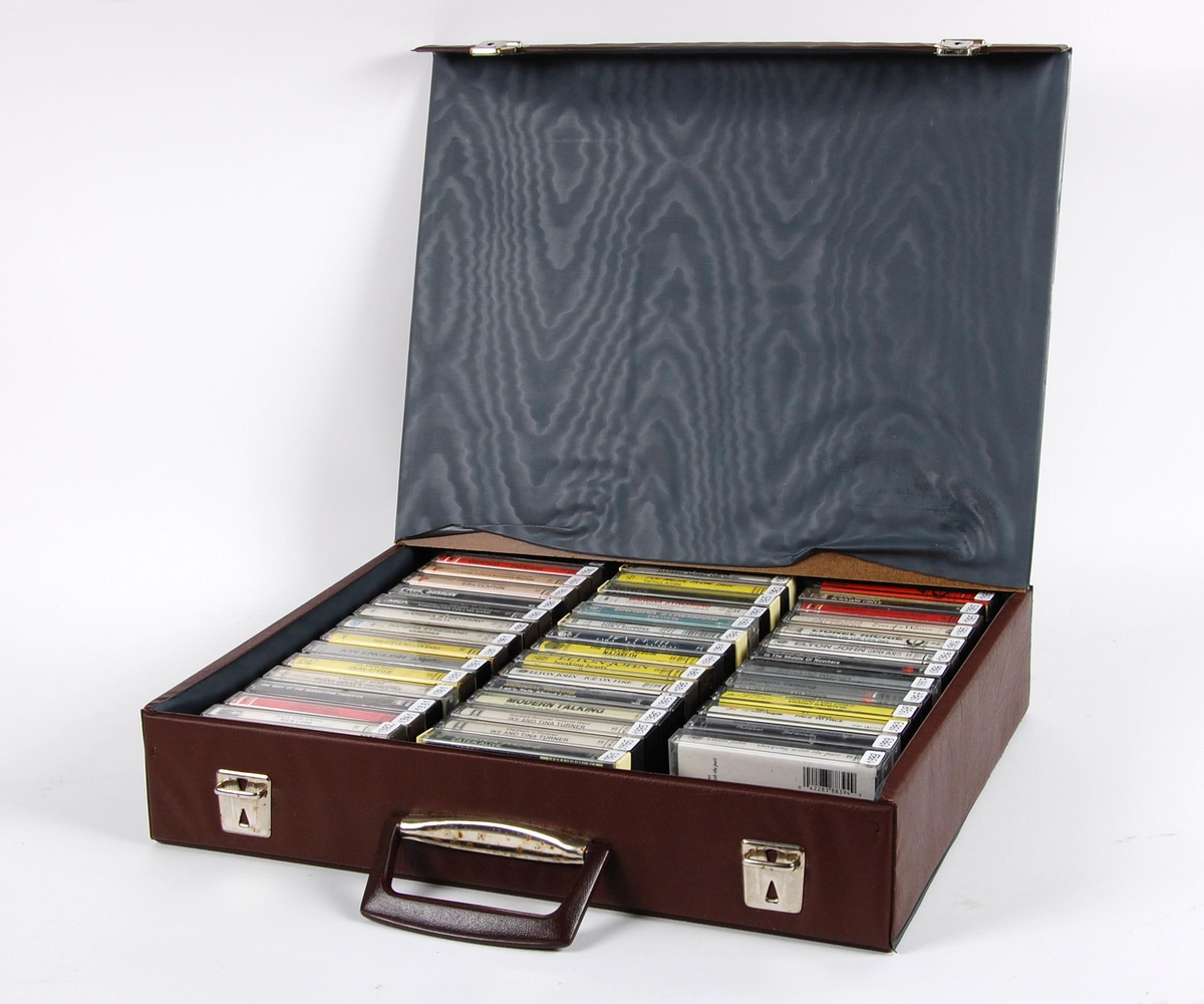 43 kassetter i brun plastkoffert fra 1980 - 1989. Alle er merket med årstall.