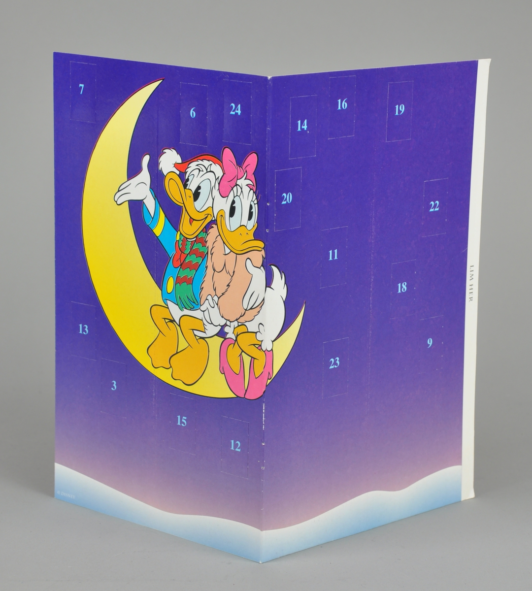Motivet er Dolly og Donald som sitter på en nymåne.Kalenderen kan brettes sammen.