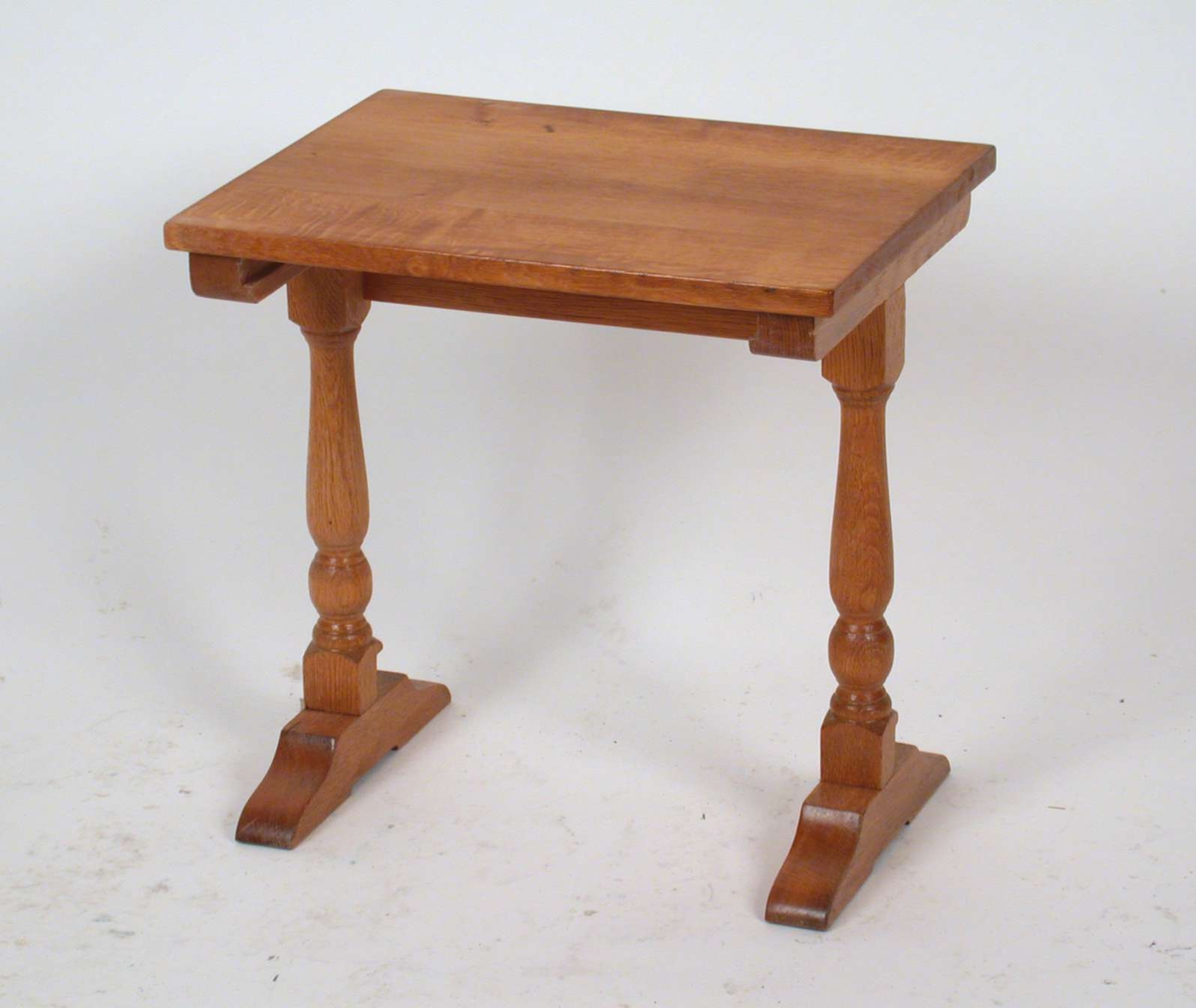 Settbord med dreide ben. Materialet er eik. Dette bordet er det mellomste av tre bord.